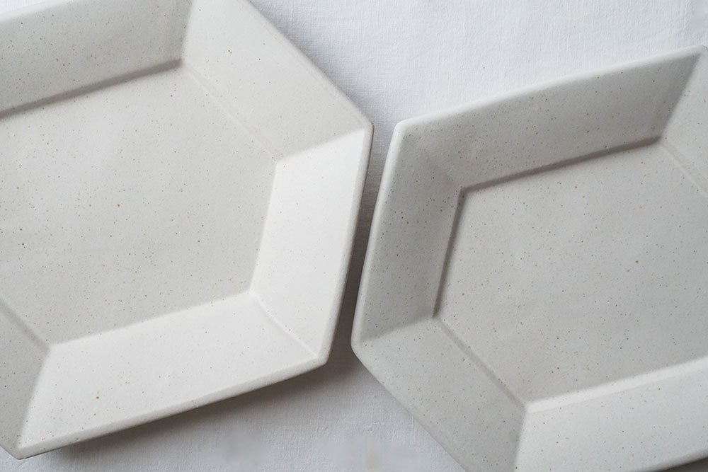 ホワイト 太リム六角皿 - 益子焼の小さな窯元「よしざわ窯」- 生活陶器 