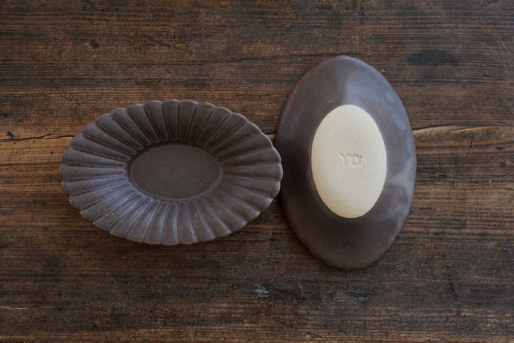錆色 輪花楕円皿 小 - 益子焼の小さな窯元「よしざわ窯」- 生活陶器 