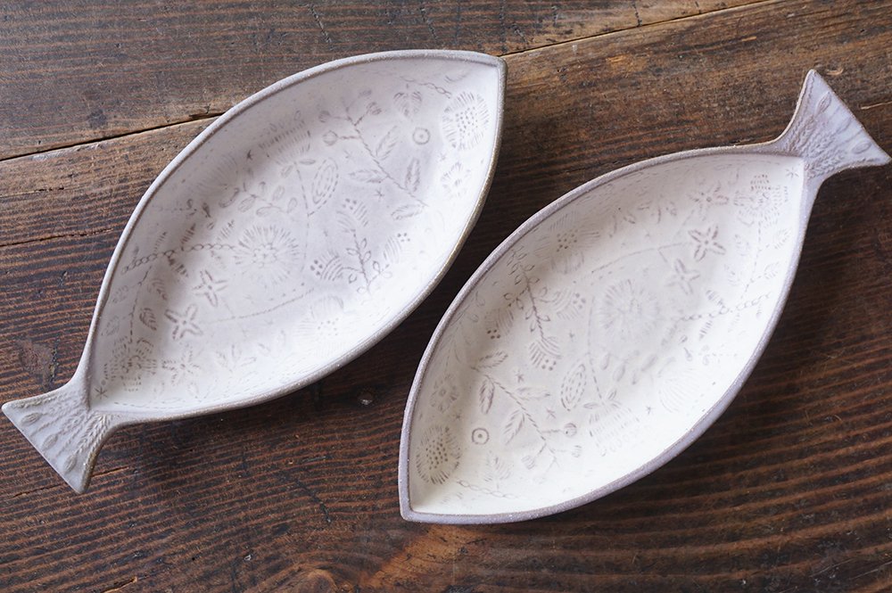 ウ１９　　刺繍模様の魚小皿 - 益子焼の小さな窯元「よしざわ窯」- 生活陶器「onthetable」