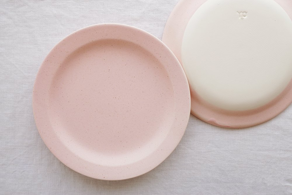 ウ５ ピンク ラウンドリムプレート ６寸ケーキ皿 - 益子焼の小さな窯元「よしざわ窯」- 生活陶器「onthetable」