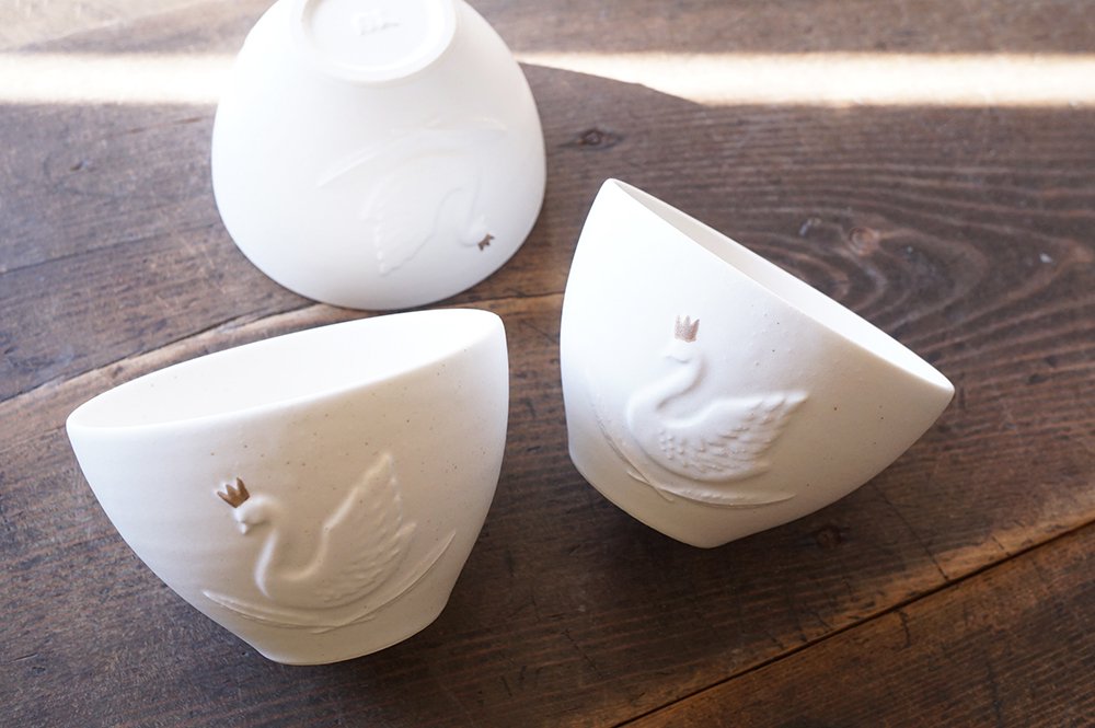ヘ３４　　ホワイト 白鳥まるカップ＜金彩＞ - 益子焼の小さな窯元「よしざわ窯」- 生活陶器「onthetable」