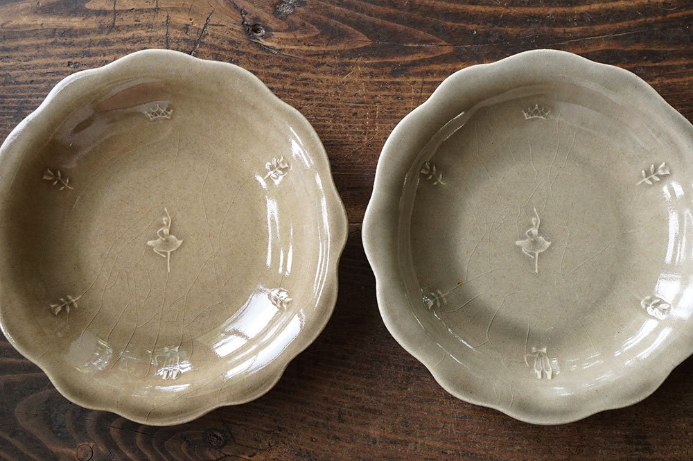 へ１２ マロンベージュ バレリーナのお皿（貫入/釉ヒビあり） - 益子焼の小さな窯元「よしざわ窯」- 生活陶器「onthetable」