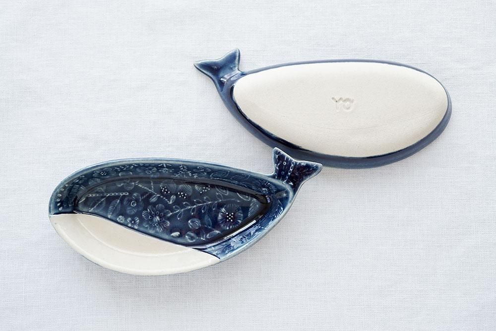 ユ36 刺繍模様のクジラ皿 - 益子焼の小さな窯元「よしざわ窯