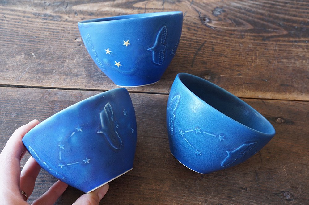 ウ２９ 藍色 鳥と星座のまるカップ - 益子焼の小さな窯元「よしざわ窯 