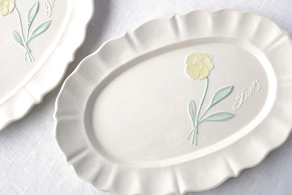 ス21 草花のレリーフ洋皿 パンジー - 益子焼の小さな窯元