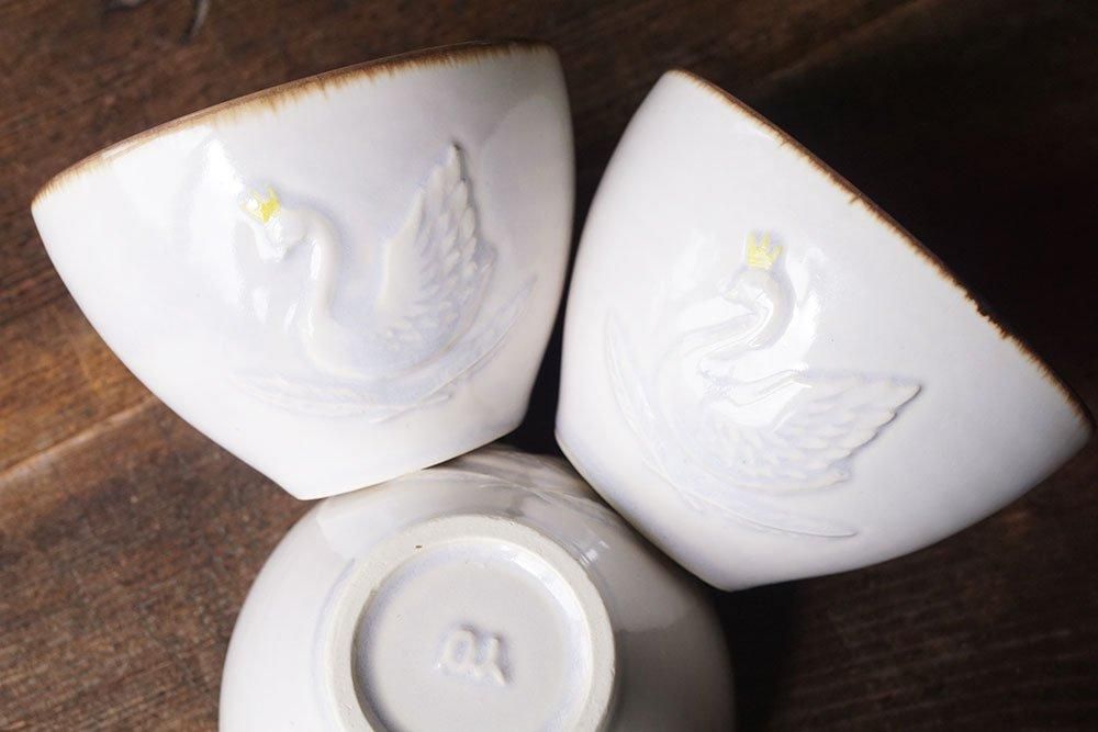 モンクレール白い陶器製の鳥の彫刻 モンクレール白い陶器製の鳥の彫刻