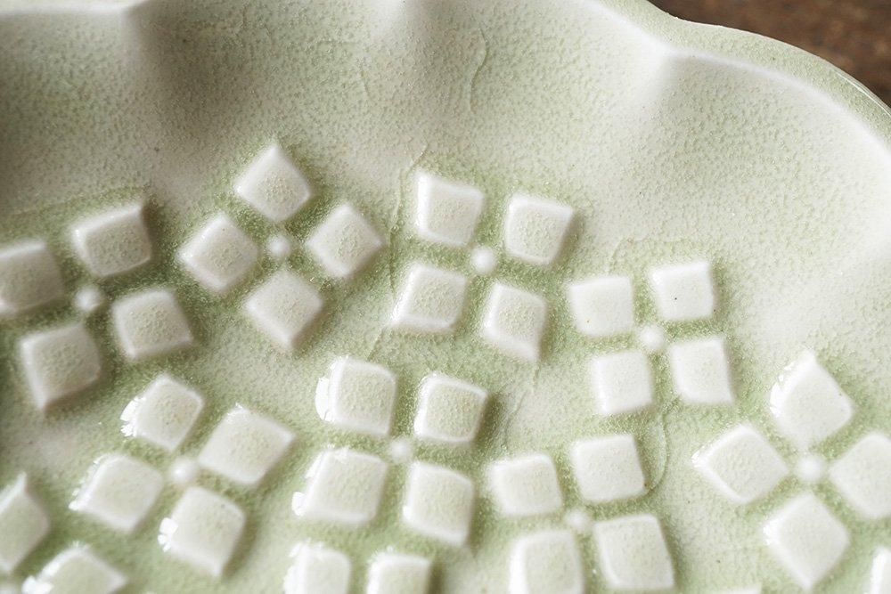 ナ6 秋色あじさいのお皿 ペールグリーン - 益子焼の小さな窯元