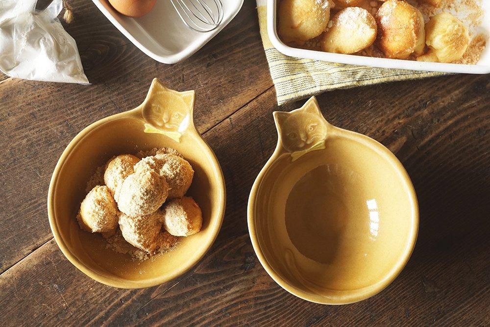 ホ13 黄色いリボンをつけた茶トラ猫のフラットボウル - 益子焼の