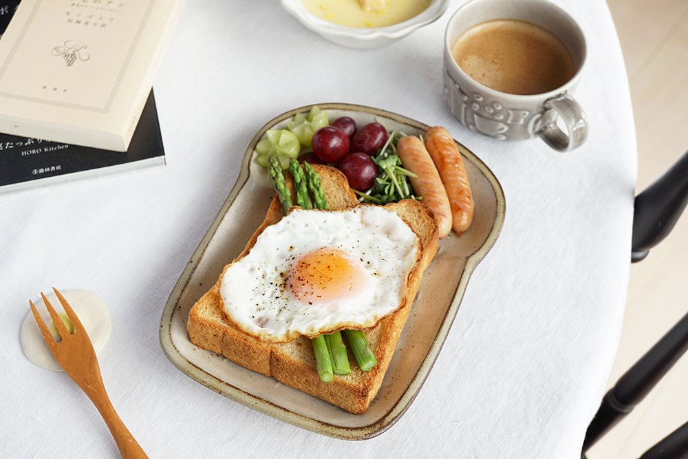 ヌ５ 食パン皿 大（目玉焼きのおまけ付き） - 益子焼の小さな窯元「よしざわ窯」- 生活陶器「onthetable」