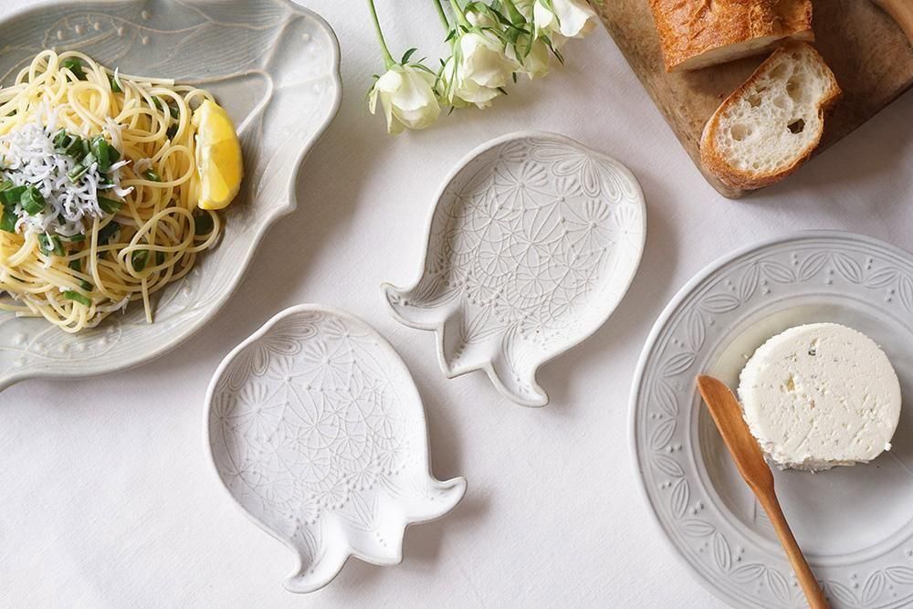 メ1 レース模様のスズラン小皿 - 益子焼の小さな窯元「よしざわ