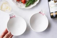 <img class='new_mark_img1' src='https://img.shop-pro.jp/img/new/icons13.gif' style='border:none;display:inline;margin:0px;padding:0px;width:auto;' />ラ３４　　赤いマフラーをしたシロクマのフラットボウル