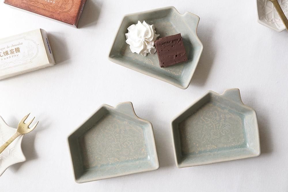 ア３６　　薄緑（しっとり） 刺繍模様のお家小鉢