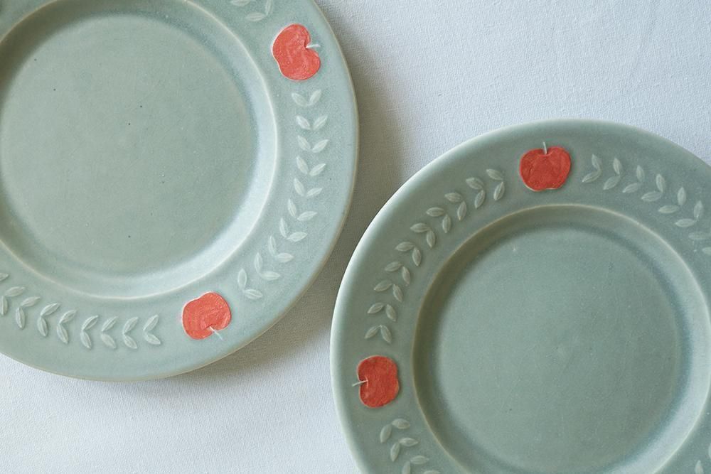 ウ3 薄緑（しっとり） りんごと葉のリース皿（貫入/釉ヒビあり