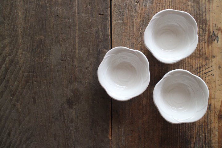 白いバラのお鉢 ミニ - 益子焼の小さな窯元「よしざわ窯」- 生活陶器「onthetable」