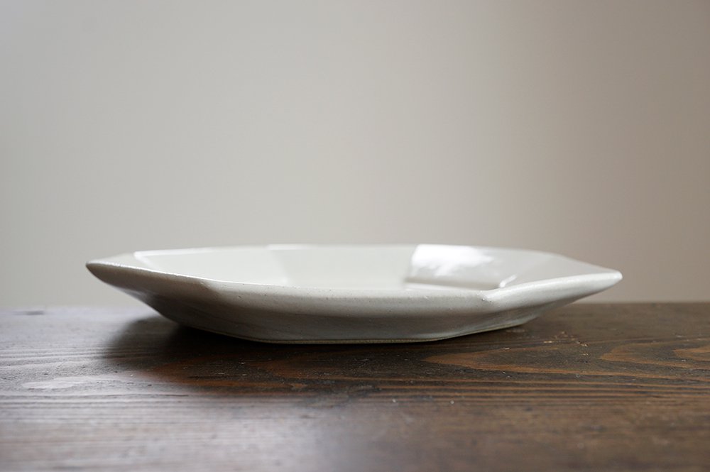 ニ２０ 白い八角皿 中 - 益子焼の小さな窯元「よしざわ窯」- 生活陶器 