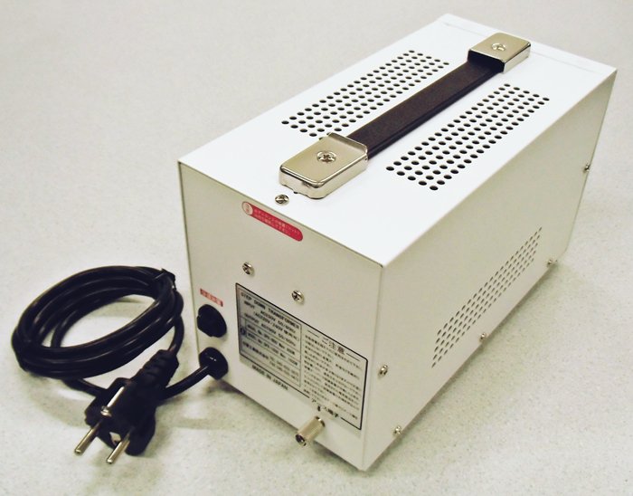 変圧器（日章工業製）SPX-1600U ダウントランス