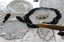 ミニケルスパンコール（ビーズ)入り総刺繍シルク100%黒生地4メートル 花スパンコール】5mm花 ブラック - オートクチュール刺繍のお店