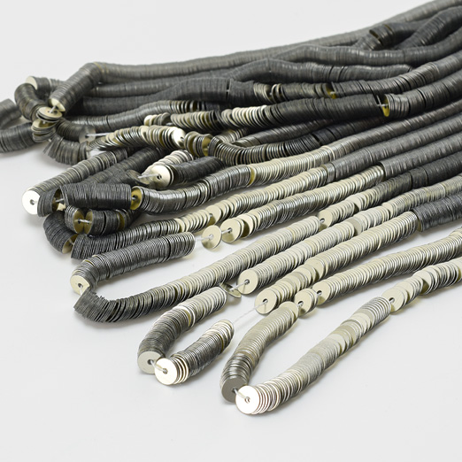 糸通しスパンコール】4mm平 アッシュシルバー【約1000枚