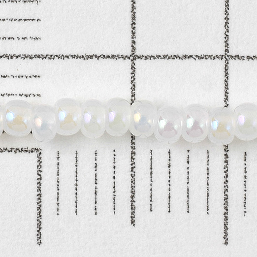 糸通しビーズ チェコ製】11/0 オーロラミルクホワイト【約3m入り