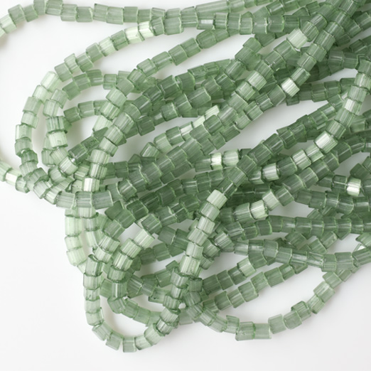 【糸通しビーズ チェコ製】10/0 六角 シルクアンティークグリーン【約2m入り】