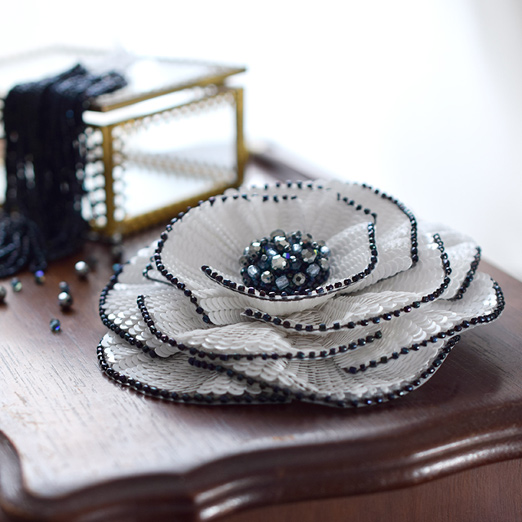 きよみん祝い箱付き絞り染、刺繍美術、桶絞り工芸　新品正絹産着純四季花刺繍文 日本刺しゅうにあこがれて 絹糸の優美な輝き文様フレームの会