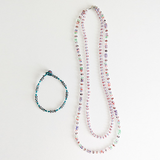 ネックレス作りにぴったりの、切れにくい糸 ビーズ刺繍にも使えます【約1m巻き】