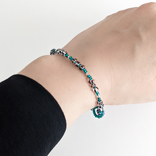 ネックレス作りにぴったりの、切れにくい糸 ビーズ刺繍にも使えます【約1m巻き】