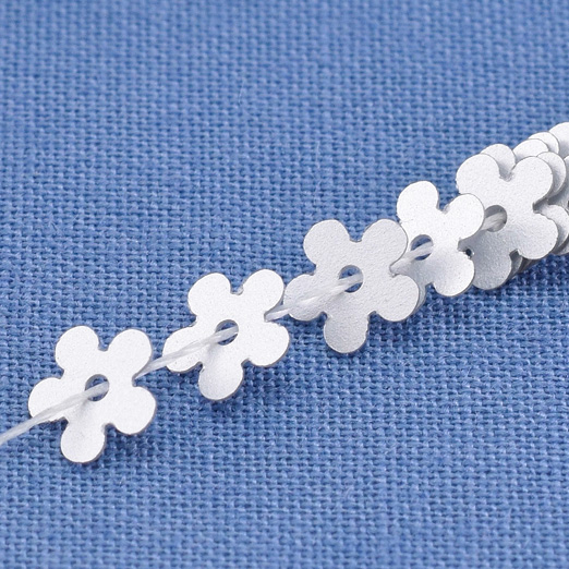 糸通しスパンコール 5mm花 マットシルバー 約150枚入り オートクチュール刺繍のお店 小さな手芸屋さん 糸通しスパンコール 5mm花 マットシルバー 約150枚入り オートクチュール刺繍のお店 小さな手芸屋さん