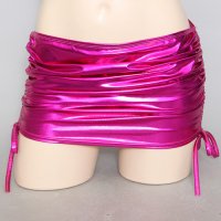 メタリックな光沢と質感が目を惹く妖艶なメタルレザーのミニスカート(SKIRT) ピンク