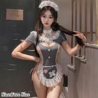 胸元のカットアウトからこぼれそうなバストが刺激的なメイド風コスプレ(COSPLAY)