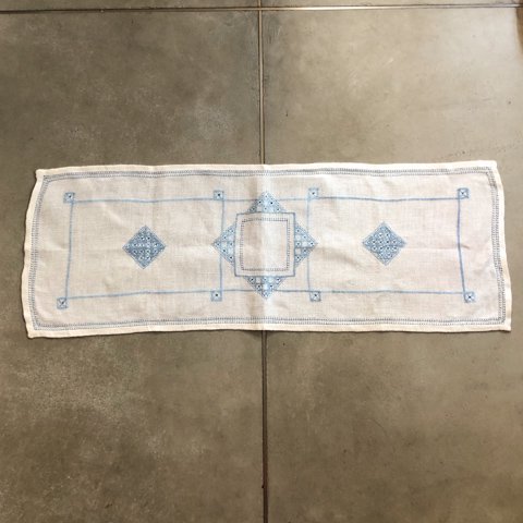 SWEDEN NATURAL/BLUE EMBROIDERY TABLE RUNNER