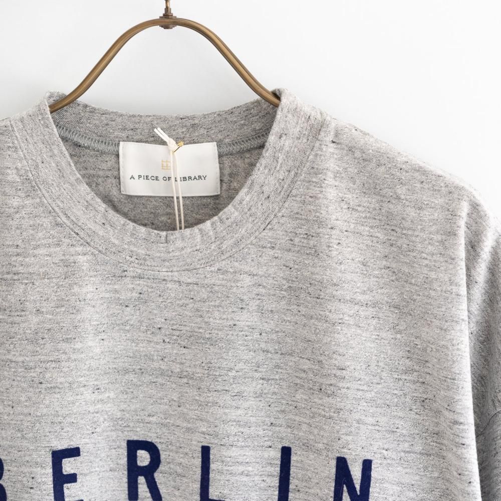 <img class='new_mark_img1' src='https://img.shop-pro.jp/img/new/icons57.gif' style='border:none;display:inline;margin:0px;padding:0px;width:auto;' />A PIECE OF LIBRARY BERLIN ɼʬµT GRY