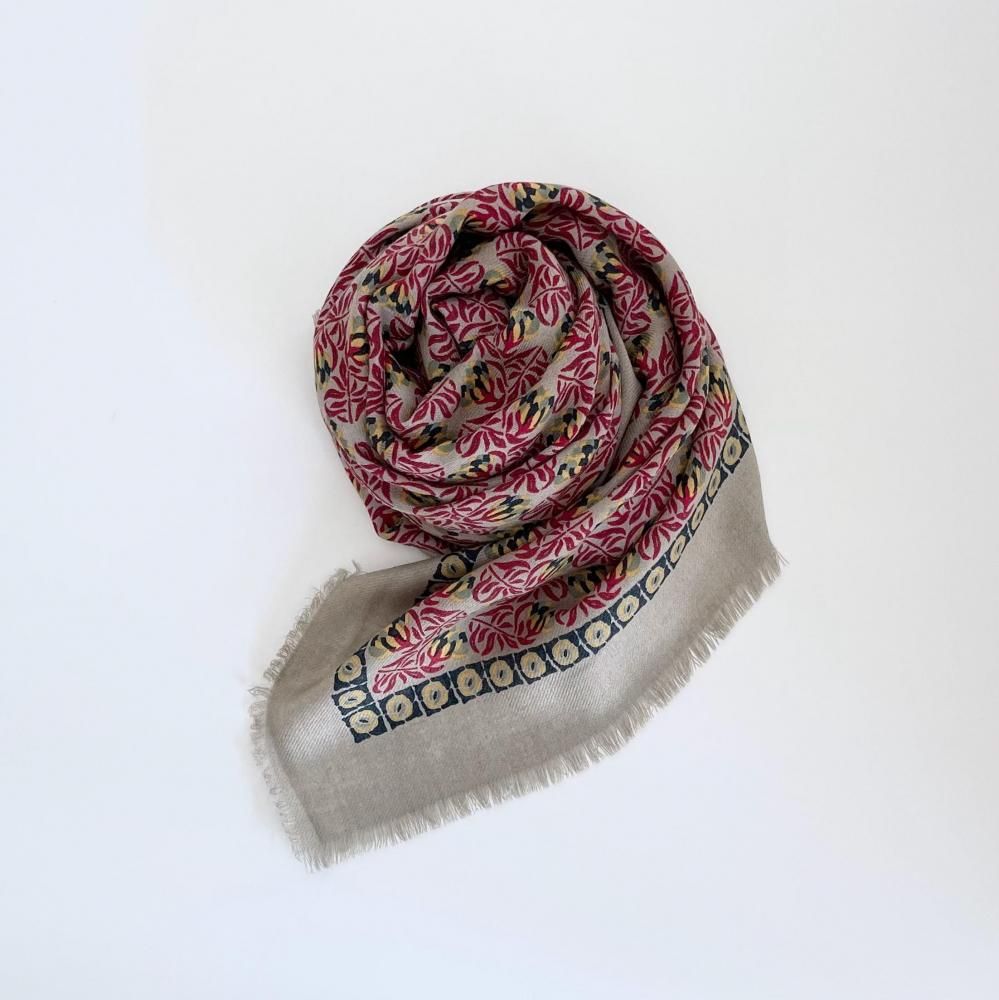 <img class='new_mark_img1' src='https://img.shop-pro.jp/img/new/icons13.gif' style='border:none;display:inline;margin:0px;padding:0px;width:auto;' />LES BELLES VAGABONDES  Carre scarf wool Poeme Rouge