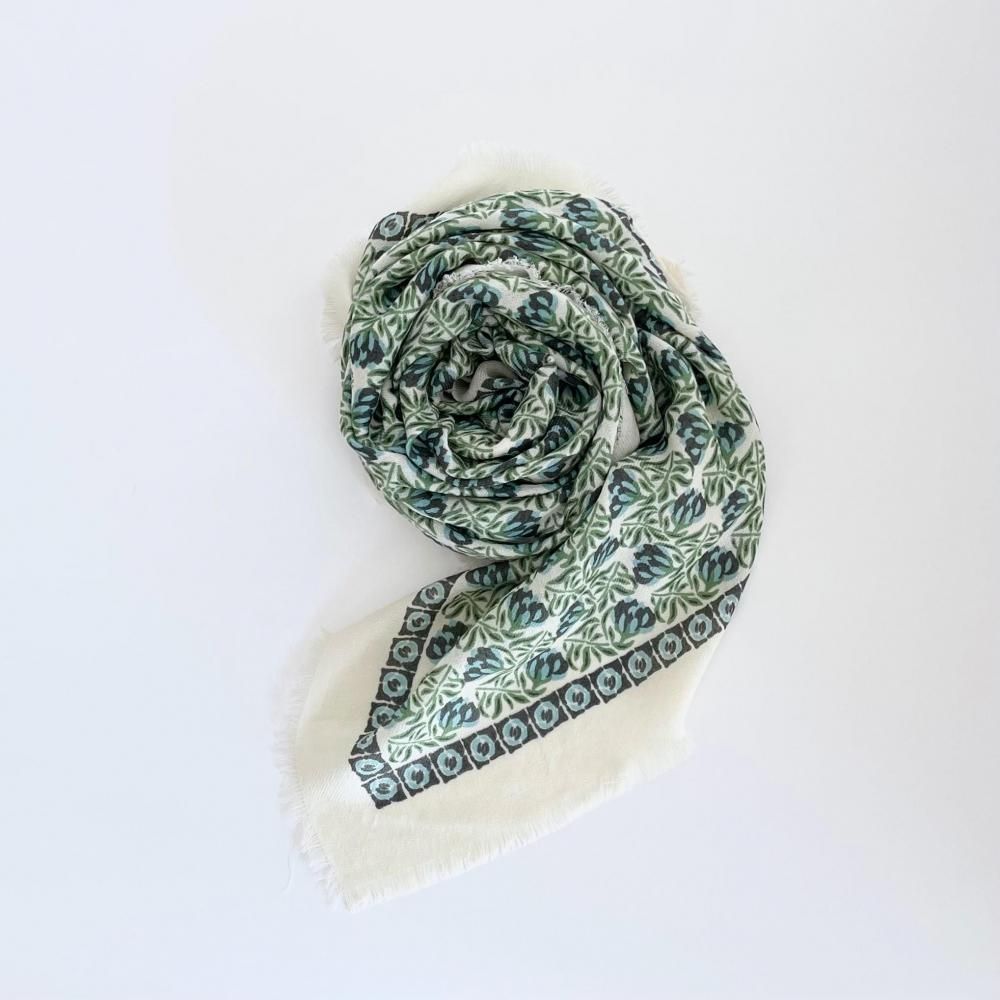 <img class='new_mark_img1' src='https://img.shop-pro.jp/img/new/icons13.gif' style='border:none;display:inline;margin:0px;padding:0px;width:auto;' />LES BELLES VAGABONDES  Carre scarf wool Poeme Vert 