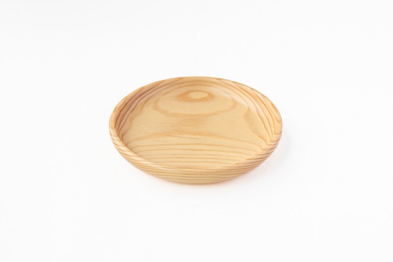 木の温もりを食卓に伝える大野木工の丸皿 / IWATE STAR BRAND