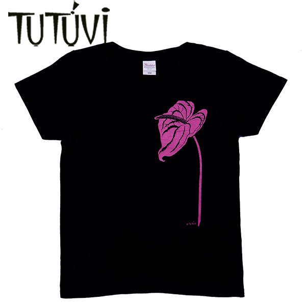 TUTUVI　Tシャツ 半袖 スタンダード（柄：アンスリウム　色：ブラック・フーシャピンク）-Torch Ginger