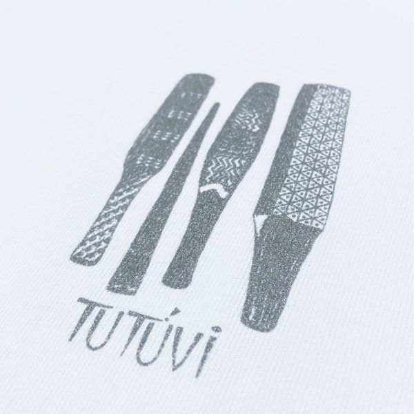 TUTUVI　Tシャツ 半袖 スタンダードワンポイント（柄：イエクク　色：白・シルバー）【画像3】