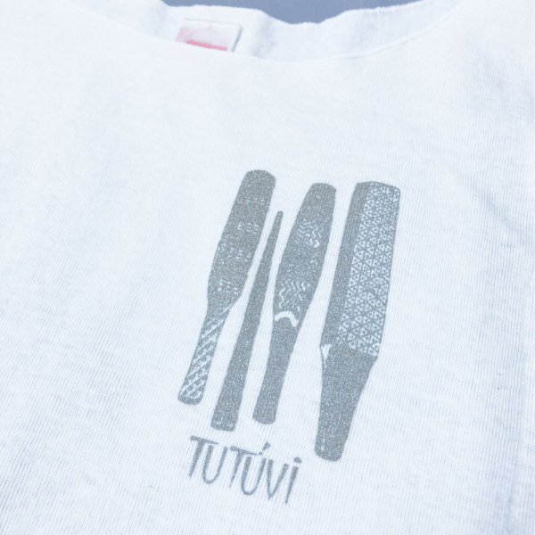 TUTUVI　Tシャツ　ワンサイズ上がおすすめ小さめレディースサイズ（柄：イエククワンポイント　色：ホワイト/シルバー）【画像3】
