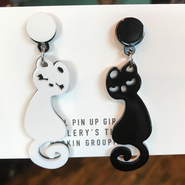 【SELECT】Retro Black and White Cat Earrings バイカラー黒猫×白猫ピアス