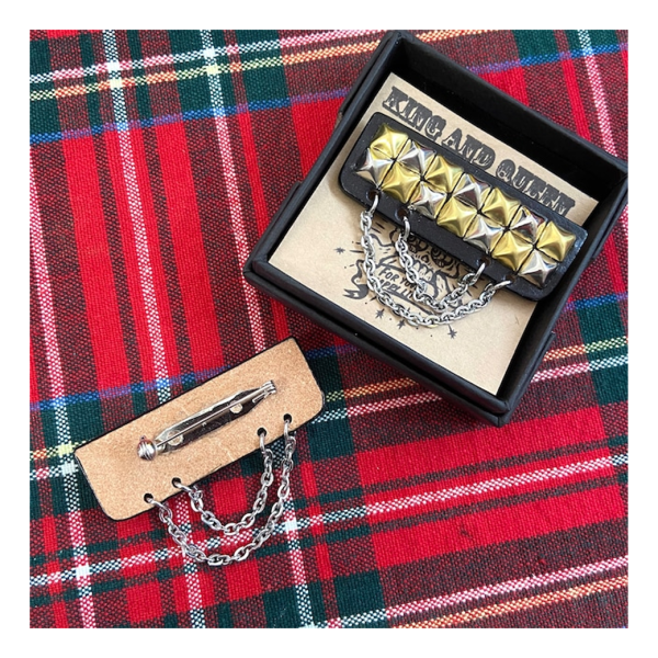 【KING&QUEEN】PYRAMID STUDS×CHAIN レザーブローチ