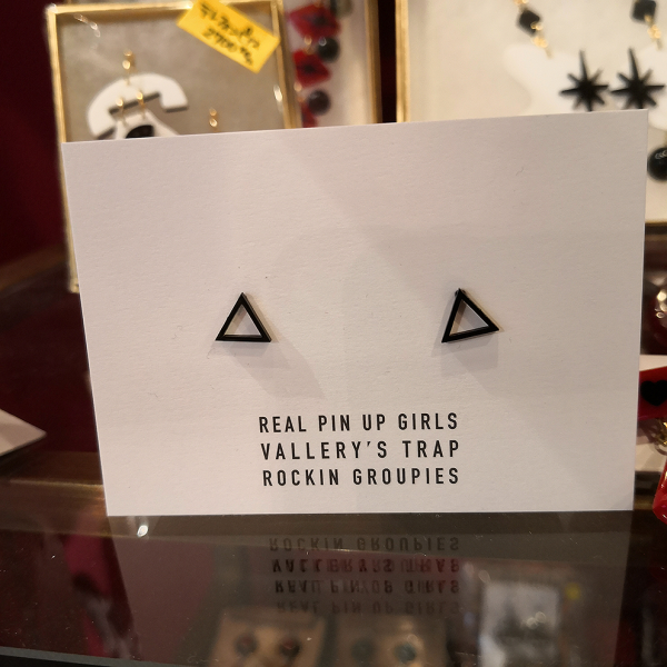 【Vallery's Select】 Black triangle Earrings ブラックトライアングルピアス