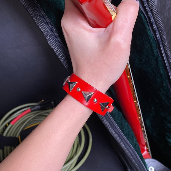 <img class='new_mark_img1' src='https://img.shop-pro.jp/img/new/icons1.gif' style='border:none;display:inline;margin:0px;padding:0px;width:auto;' />【Rec by Royal Pussy】TRIANGLE STUDS BRACELET RED