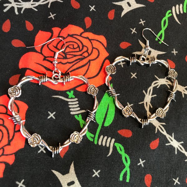 <img class='new_mark_img1' src='https://img.shop-pro.jp/img/new/icons1.gif' style='border:none;display:inline;margin:0px;padding:0px;width:auto;' />【SELECT】Barbed Wire Rose Earrings  ワイヤーハート＆ローズピアス
