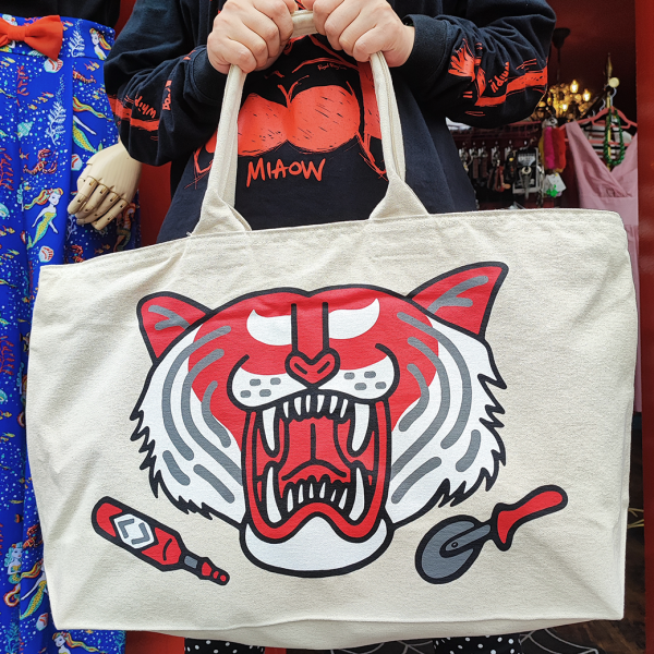 CuccuۡTiger also wants to eat CUCCU pizza Insanely BigTote Bag