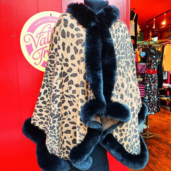 <img class='new_mark_img1' src='https://img.shop-pro.jp/img/new/icons53.gif' style='border:none;display:inline;margin:0px;padding:0px;width:auto;' />【Vallery's Select】 Faux Fur Poncho Leopard ヒョウ柄ファーポンチョ
