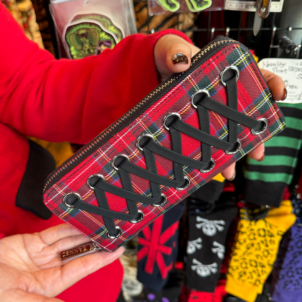 BANNEDTHROUGH THE DARKNESS WALLET Red Tartan<img class='new_mark_img2' src='https://img.shop-pro.jp/img/new/icons1.gif' style='border:none;display:inline;margin:0px;padding:0px;width:auto;' />