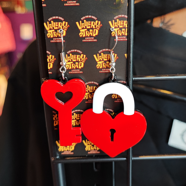 VALLERY'S SELECT Heart Padlock Earrings <img class='new_mark_img2' src='https://img.shop-pro.jp/img/new/icons1.gif' style='border:none;display:inline;margin:0px;padding:0px;width:auto;' />