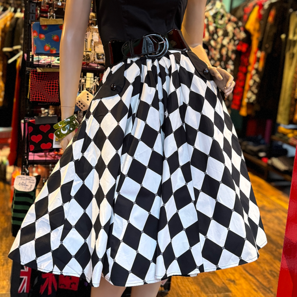 <img class='new_mark_img1' src='https://img.shop-pro.jp/img/new/icons1.gif' style='border:none;display:inline;margin:0px;padding:0px;width:auto;' />CollectifDiner Diamond Swing Skirt