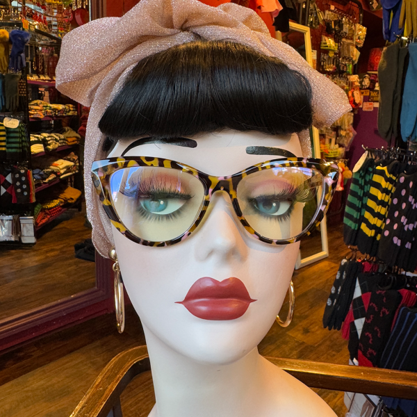 <img class='new_mark_img1' src='https://img.shop-pro.jp/img/new/icons1.gif' style='border:none;display:inline;margin:0px;padding:0px;width:auto;' />VALLERY'S SELECTPaulette Cat Eye Reading Glasses (Ϸ) -Leopad