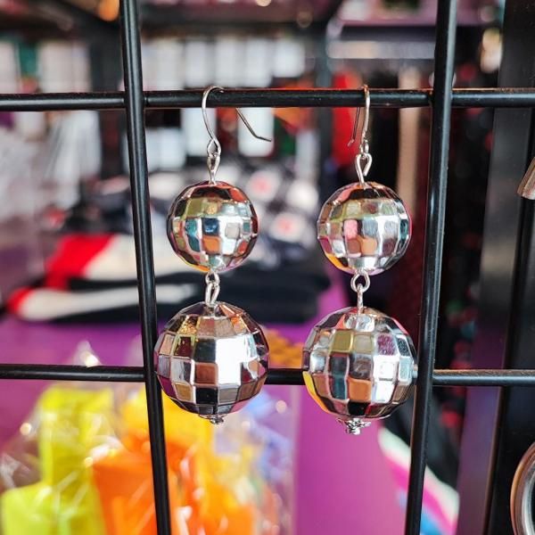 <img class='new_mark_img1' src='https://img.shop-pro.jp/img/new/icons1.gif' style='border:none;display:inline;margin:0px;padding:0px;width:auto;' />VALLERY'S SELECTDisco Ball Earrings